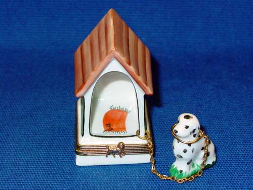 DOG HOUSE W/DOG ON CHAIN